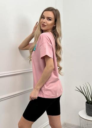 Розовая оверсайз футболка с нашивками3 фото
