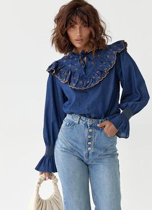 Женская синяя джинсовая вышитая блузка с рюшами3 фото