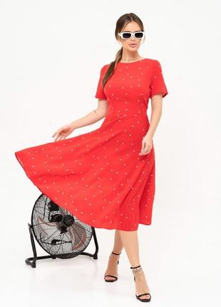 Красное в горошек платье классического кроя
