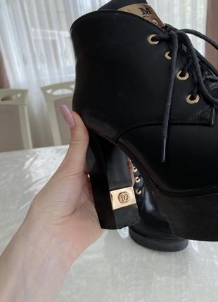 Черевики на підборах