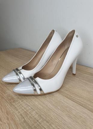 Шикарні натуральні шкіряні туфлі човники зі вставками срібний металік на весілля як весільні підборах шпильках із гострим мисом носком подовженим kati