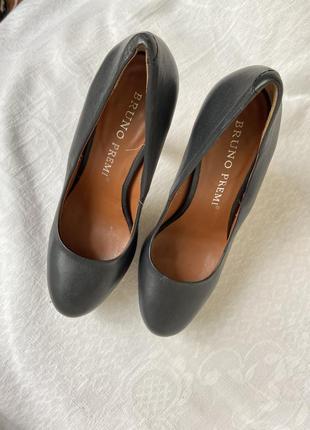 Черные кожаные туфли на шпильке bruno premi (италия) стелька 22,5 см3 фото
