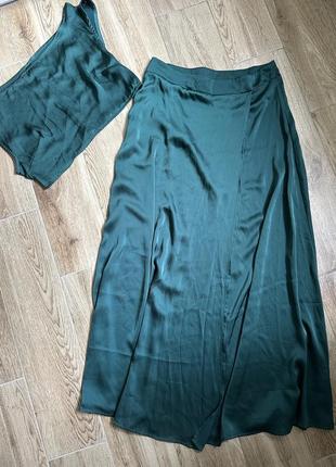 Костюм топ юбка міді на запах изумрудный атласный шелковый нарядный1 фото