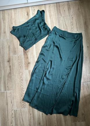 Костюм топ юбка міді на запах изумрудный атласный шелковый нарядный2 фото