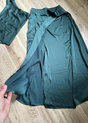 Костюм топ юбка міді на запах изумрудный атласный шелковый нарядный3 фото