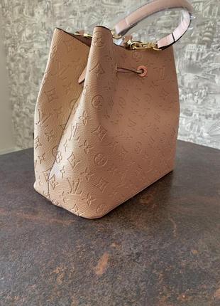 Легкая бежевая женская сумочка боченок louis vuitton8 фото