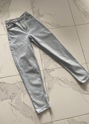 Светлые голубые джинсы мом h&m, mom jeans голубые джинсы нм