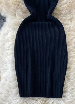 Трикотажное платье черного цвета по фигуре с бретелями цепочками3 фото