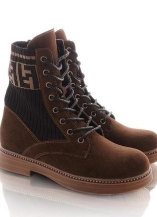 Стильные замшевые коричневые осенние ботинки полусапожки на шнурках3 фото