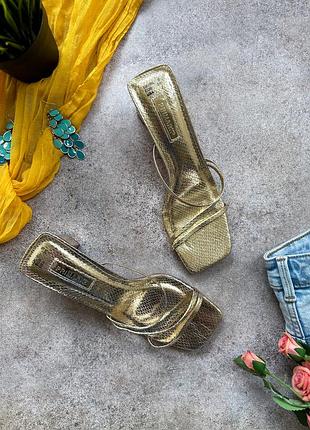 Золотистые шлепанцы primark