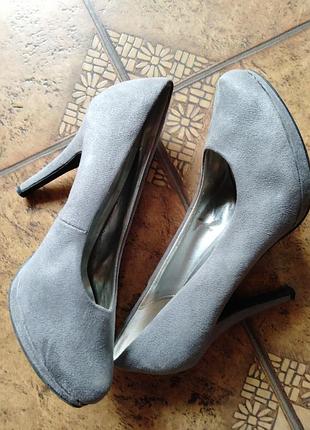 Туфли на высоком каблуке