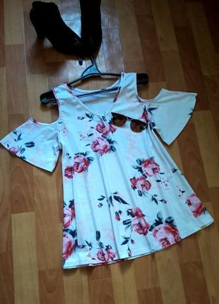 Ніжна білосніжна блуза в квіти з трендовими рукавчиками