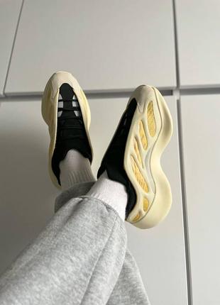 Кроссовки adidas yeezy boost 700 v3 beige grey gold1 фото