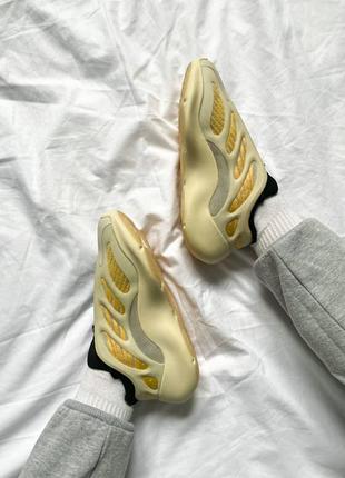 Кроссовки adidas yeezy boost 700 v3 beige grey gold2 фото