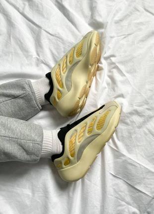 Кроссовки adidas yeezy boost 700 v3 beige grey gold3 фото