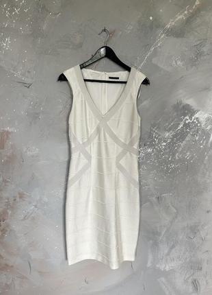 Бандажное белое платье