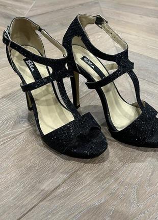 Босоніжки на підборах р. 36