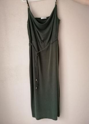 Платье миди темно-зеленого цвета1 фото
