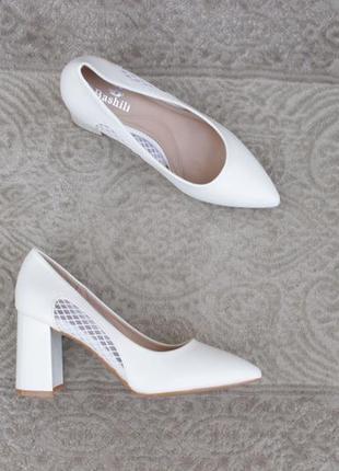 Белые туфли, лодочки 38 размера на устойчивом каблуке