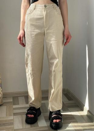 Базовые прямые джинсы с контрастными швами1 фото
