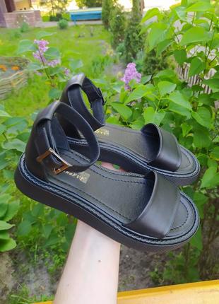 Черные кожаные женские сандалии на плоской подошве с закрытой пяткой1 фото