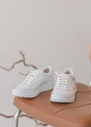 Белые кожаные кроссовки из перфорацией2 фото