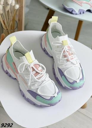 Білі нереально круті кросівки з кольоровими вставками
