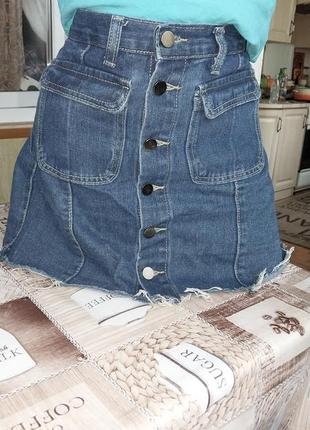 Стильна джинсова спідничка на ґудзиках3 фото