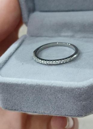 Стильное кольцо "узкая дорожка цирконов сплав в белом золоте" - оригинальный подарок девушке в футляре1 фото