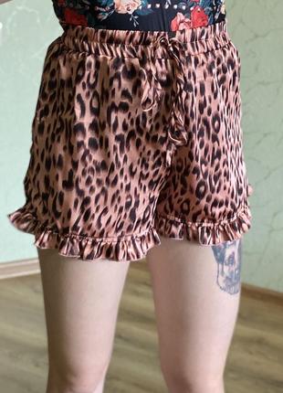 Легкие атласные шорты леопард от plt свободного фасона