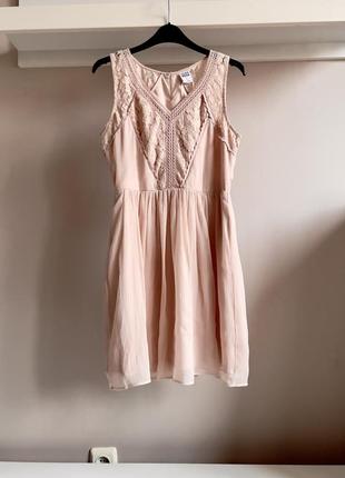 Нежное пудровое платье