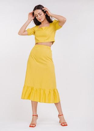 Жіночий літній костюм із льону з короткою блузою та спідницею-міді жовтий