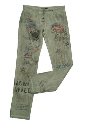 Стильные джинсы, брюки с принтом , италия.2 фото