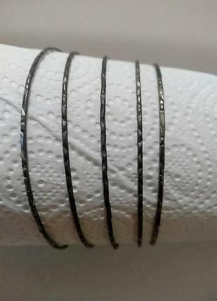Жёсткие браслеты серебряном цвете . цена за всё что на фото