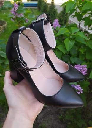 Черные кожаные женские туфли на каблуке с широким ремешком3 фото