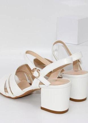 Белые босоножки на устойчивом каблуке, белые босоножки на устройстве каблуке, белые босоножки на толстом каблуке2 фото
