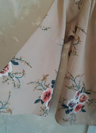 Блуза в цветочный принт со спущенными плечами и воланами на рукавах4 фото
