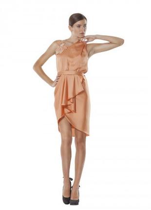 Коктейльное платье с асимметричным вырезом горловины персик
