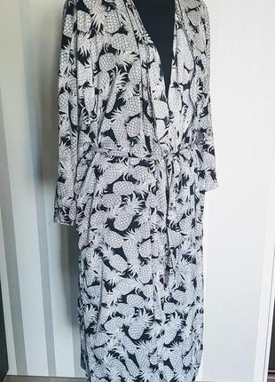 Клевое платье халат в ананасах черно белый на поясе