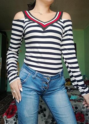 Кофта с открытыми плечами в полоску.