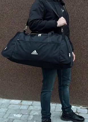 Дорожня спортивна чорна сумка з плечовим ременем. сумка для поїздок