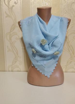 Голубой платок с вышивкой и цветами.