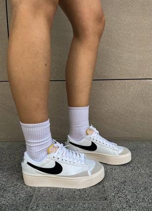 Нереальные женские кроссовки на платформе nike blazer platform premium белые с чёрным лого10 фото