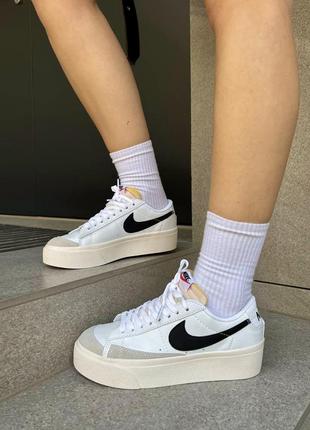 Нереальные женские кроссовки на платформе nike blazer platform premium белые с чёрным лого