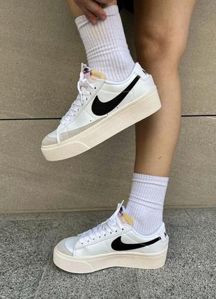 Нереальные женские кроссовки на платформе nike blazer platform premium белые с чёрным лого5 фото