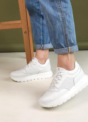 Кроссовки на платформе кожаные с перфорацией белые бежевые3 фото