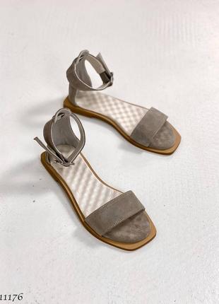 Босоножки замшевые