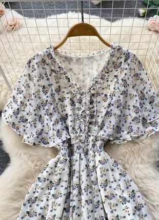 Нежное, легкое платье с цветочным принтом с резинкой на талии2 фото