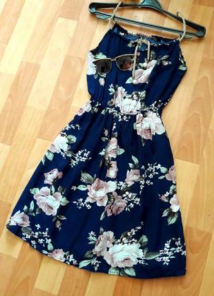Красива темно- синя сукня в квіти на шнурівці10 фото