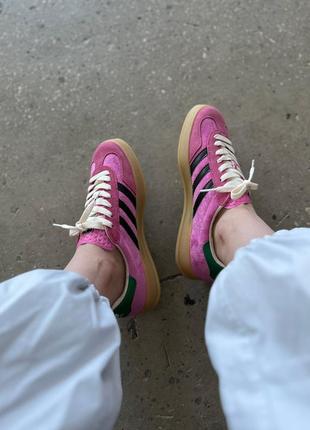 Adidas gazelle x gucci жіночі трендові рожеві малинові кросівочки адідас гучі женские яркие малиновые розовые кроссовки бренд демисезон3 фото